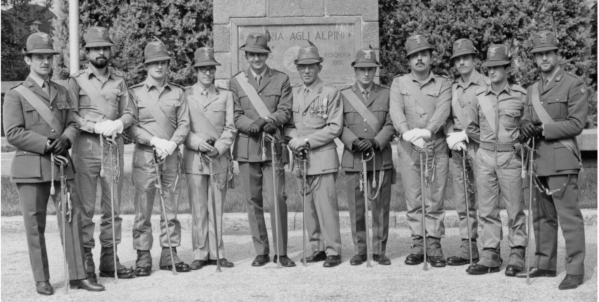 Da sinistra a destra: Sten Beppe Vaschetto, Sten Alessandro Hellmann, Sten Mariano Barichic, Sten Med. Massimo Civati, Sten Alfredo Carloni-Garaventa, M.Magg. Costini, Sten Ugues, Sten Leandro Franchino, Sten Aldo Battilana, Sten Paolo Alberti, Sten Daniele Massone